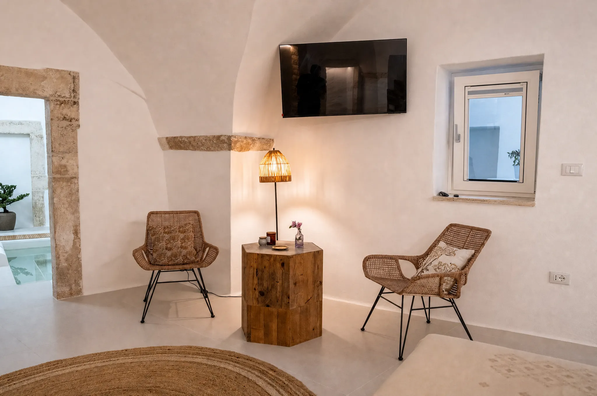 Le sedute e la luce calda del living