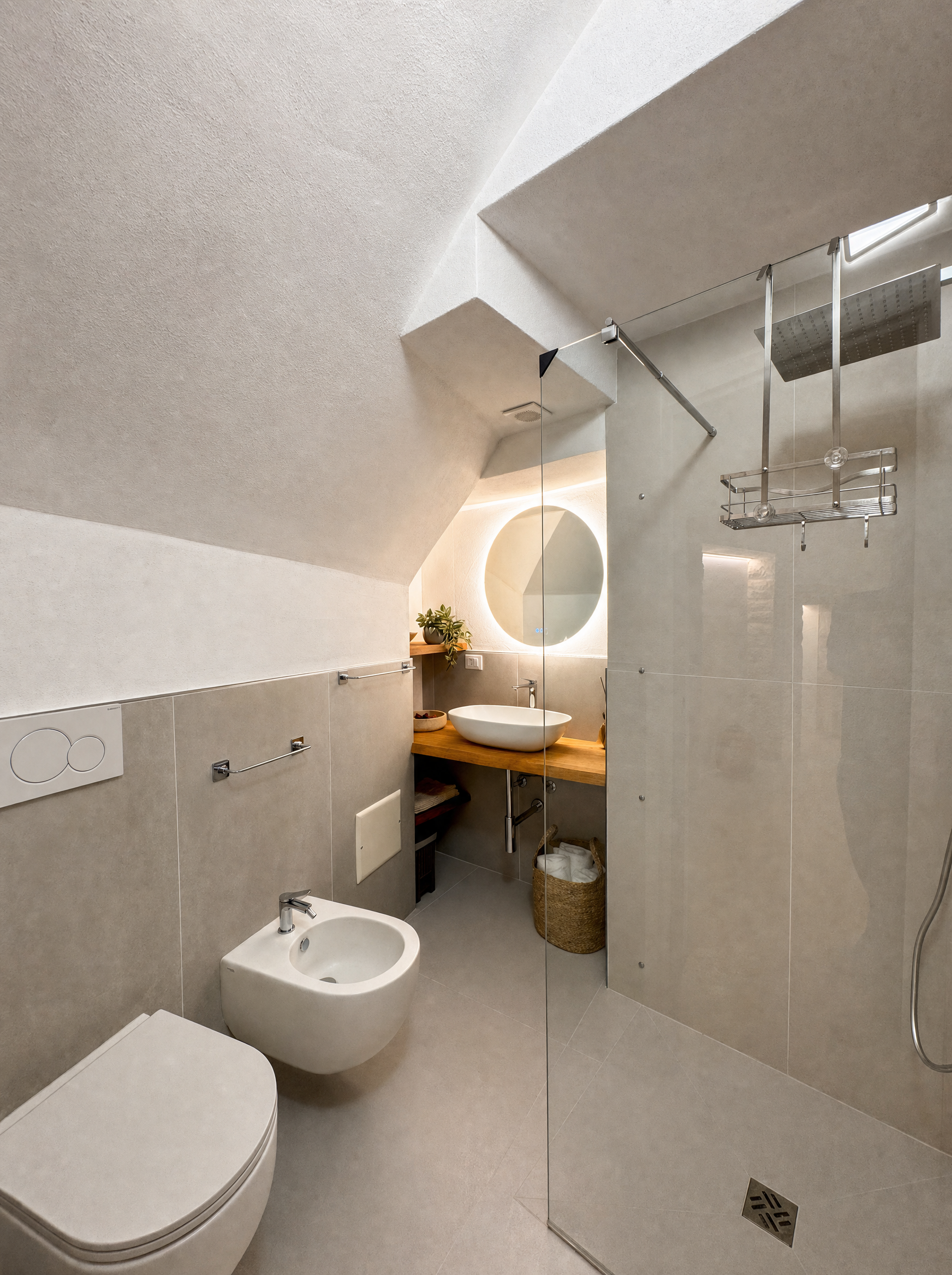 Il bagno di Dimora Carucci con doccia in muratura e lavabo in legno