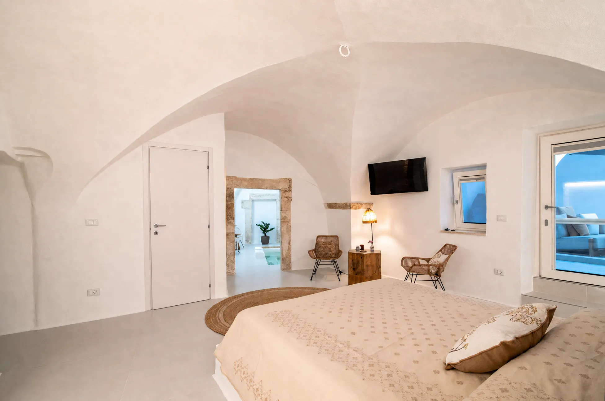 La camera king-size vista verso il living