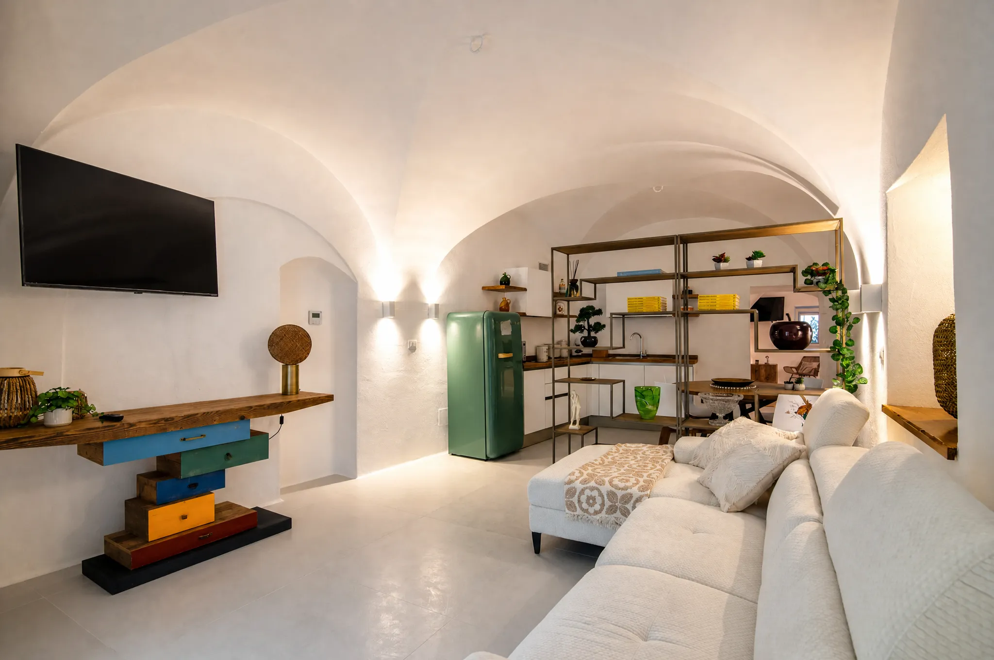 Il living e la cucina sotto le volte