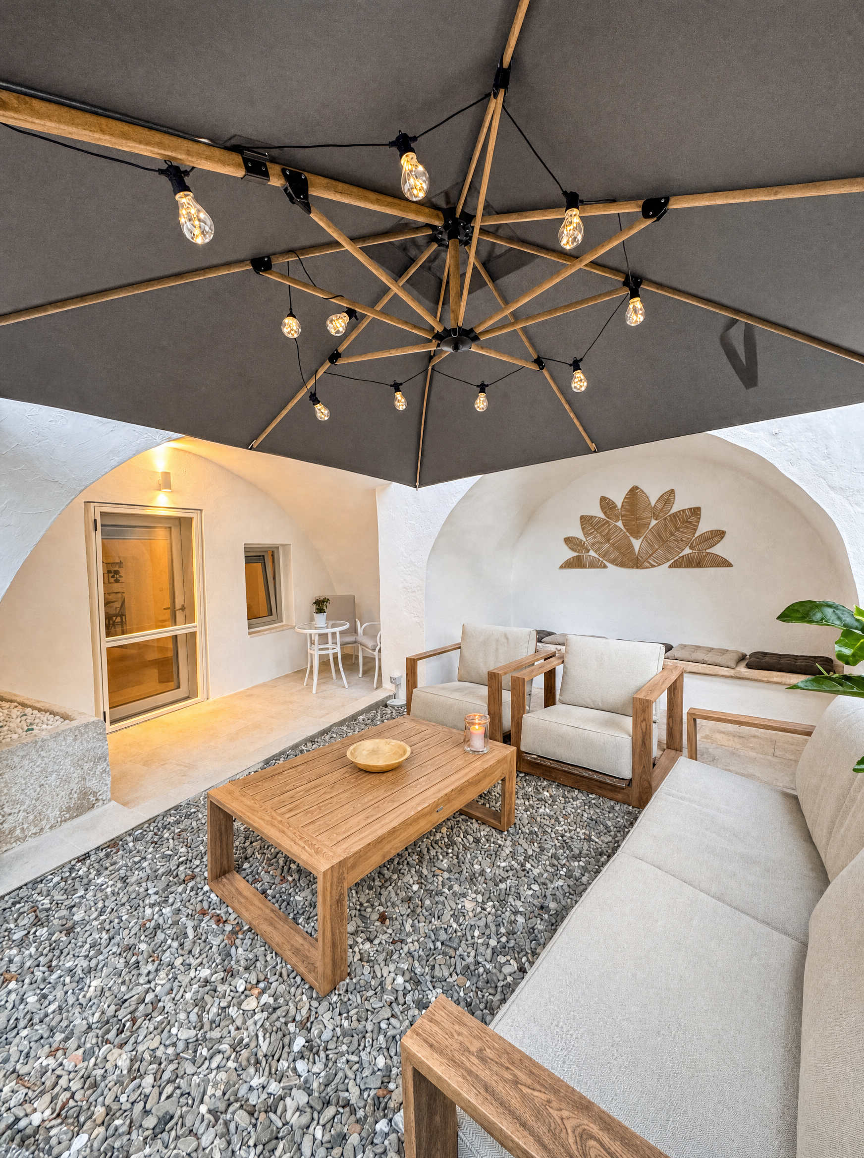 Il giardino privato di Dimora Carucci con sedute all’ombra e parete decorata