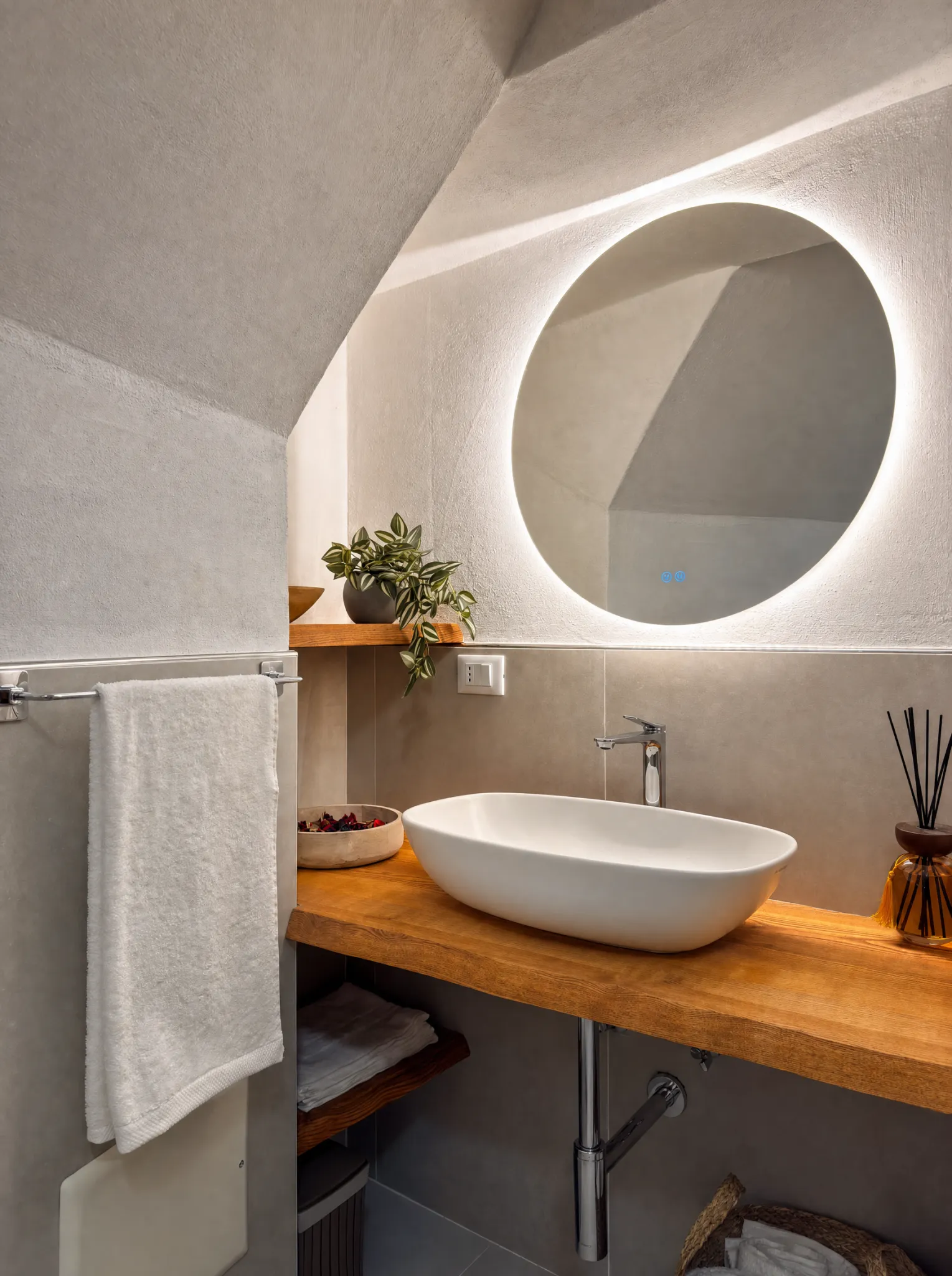 Il lavabo sotto lo specchio circolare